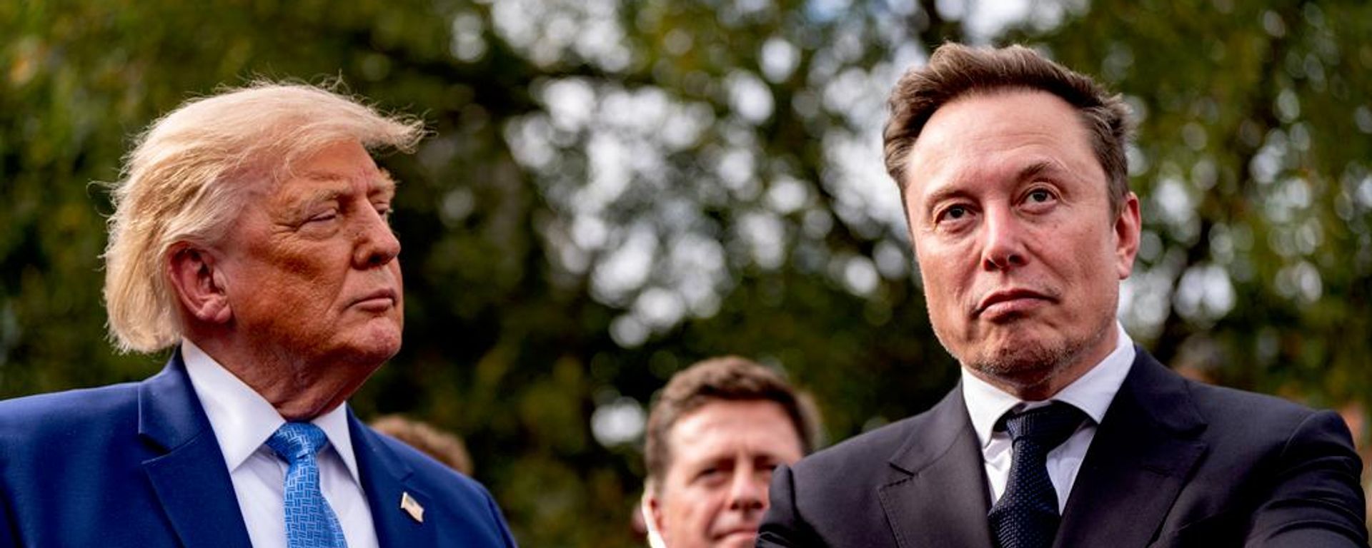 El presidente Donald Trump escucha mientras Elon Musk habla fuera del Ala Oeste de la Casa Blanca - Sputnik Mundo, 1920, 11.10.2026