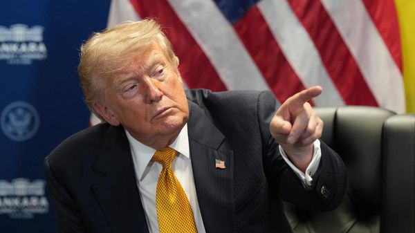 El presidente de los Estados Unidos, Donald Trump, durante la reunión con Volodímir Zelenski  - Sputnik Mundo