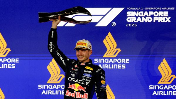 Max Verstappen, piloto de Red Bull, celebra con un trofeo en el podio tras ganar el Gran Premio de Singapur, el 11 de octubre de 2026  - Sputnik Mundo