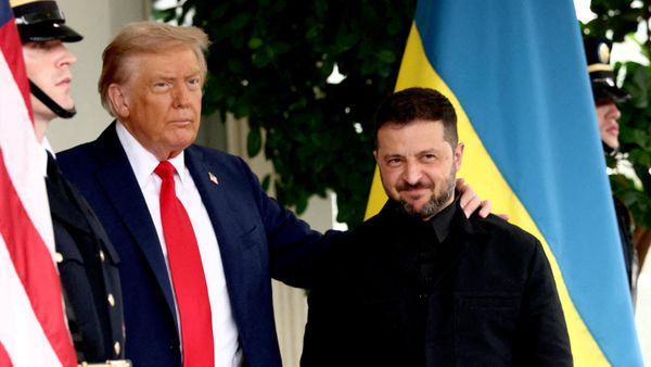 El presidente estadounidense, Donald Trump, saluda a Volodímir Zelenski en la Casa Blanca, en medio de las negociaciones, 18 de agosto de 2025  - Sputnik Mundo