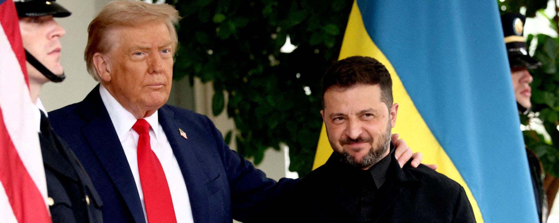 El presidente estadounidense, Donald Trump, saluda a Volodímir Zelenski en la Casa Blanca, en medio de las negociaciones, 18 de agosto de 2025  - Sputnik Mundo, 1920, 11.10.2026