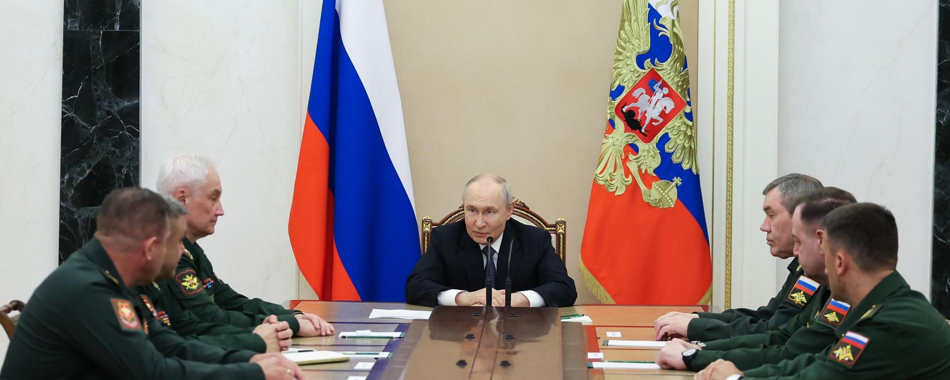 Vladímir Putin, presidente ruso, sostuvo una reunión con la cúpula del Ministerio de Defensa  - Sputnik Mundo, 1920, 12.10.2026