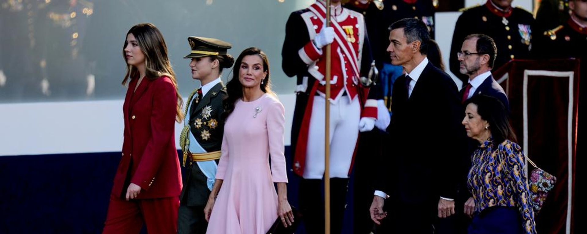 De izquierda a derecha, Sofía, princesa de España; Leonor, princesa de Asturias; Letizia, reina de España; Pedro Sánchez, presidente del Gobierno español; y Margarita Robles, ministra de Defensa, asisten al desfile militar con motivo del Día de la Hispanidad, en Madrid, España - Sputnik Mundo, 1920, 12.10.2026