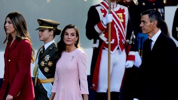 De izquierda a derecha, Sofía, princesa de España; Leonor, princesa de Asturias; Letizia, reina de España; Pedro Sánchez, presidente del Gobierno español; y Margarita Robles, ministra de Defensa, asisten al desfile militar con motivo del Día de la Hispanidad, en Madrid, España - Sputnik Mundo
