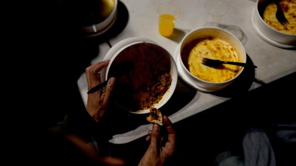 Comidas proporcionadas por la organización Red Solidaria en la Plaza de Mayo, Argentina - Sputnik Mundo