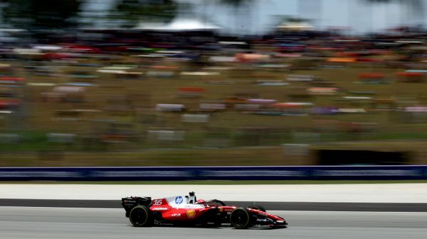 Charles Leclerc de Ferrari en acción durante la primera sesión de entrenamientos libres, Malasia - 2 de octubre de 2026  - Sputnik Mundo