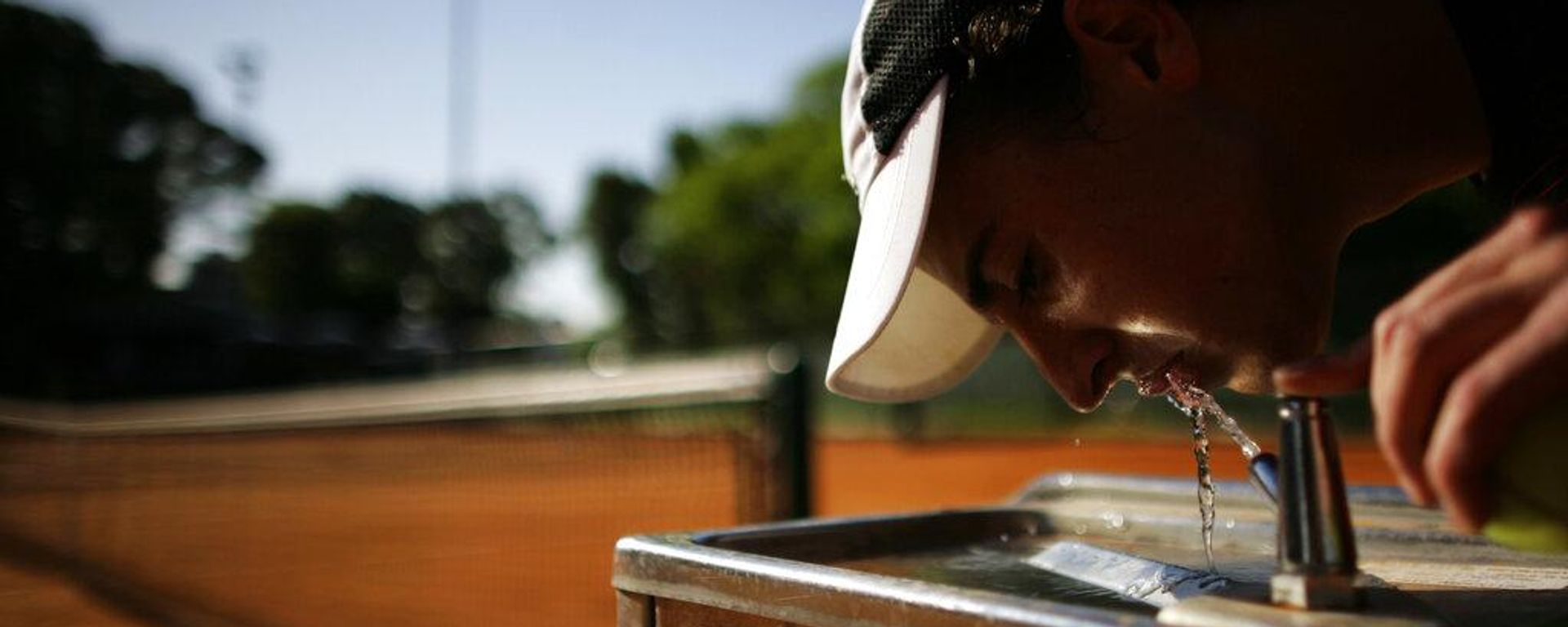 Joven bebiendo agua potable en Buenos Aires, Argentina. - Sputnik Mundo, 1920, 14.10.2026