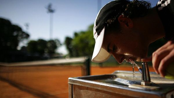 Joven bebiendo agua potable en Buenos Aires, Argentina. - Sputnik Mundo