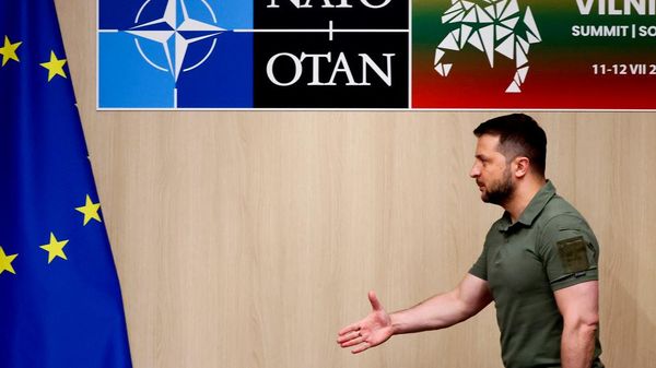 Volodímir Zelenski en la cumbre de la OTAN - Sputnik Mundo