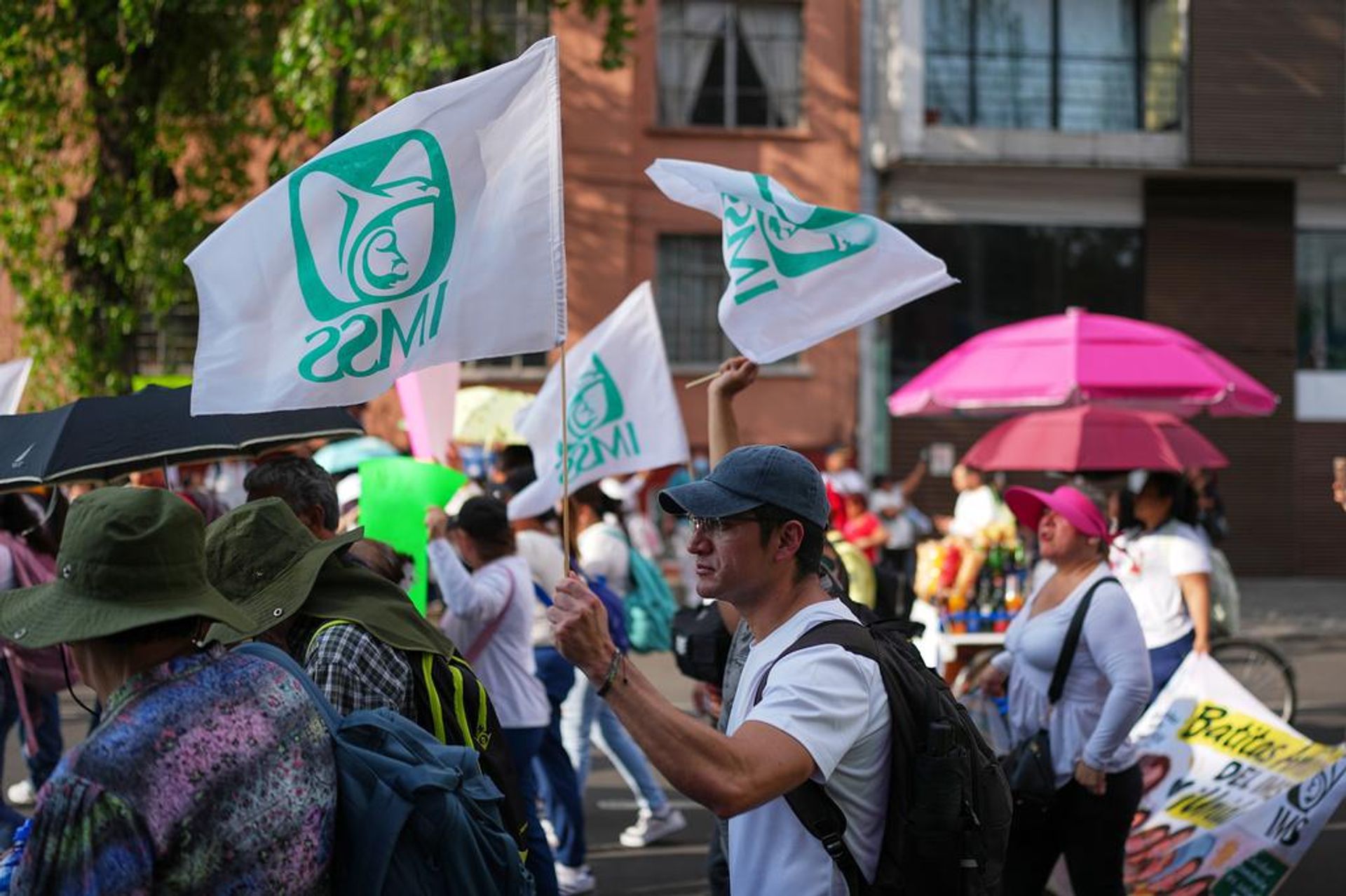 Trabajadores del Instituto Mexicano del Seguro Social (IMSS) protestan en la Ciudad de México para exigir mejores condiciones laborales, el 13 de octubre de 2026 - Sputnik Mundo, 1920, 15.10.2026