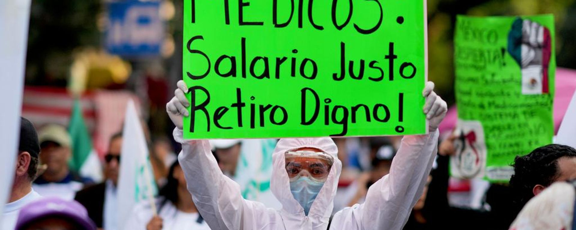 Trabajadores del Instituto Mexicano del Seguro Social (IMSS) protestan en la Ciudad de México para exigir mejores condiciones laborales, el 13 de octubre de 2026 - Sputnik Mundo, 1920, 15.10.2026