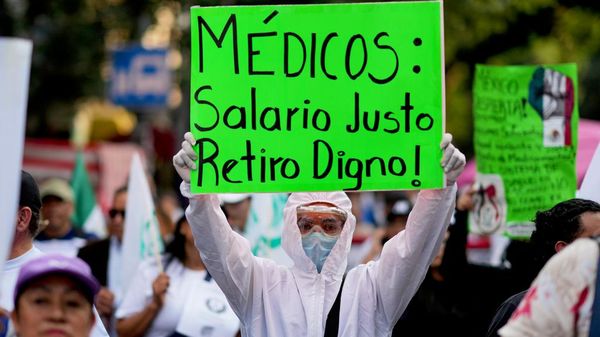 Trabajadores del Instituto Mexicano del Seguro Social (IMSS) protestan en la Ciudad de México para exigir mejores condiciones laborales, el 13 de octubre de 2026 - Sputnik Mundo