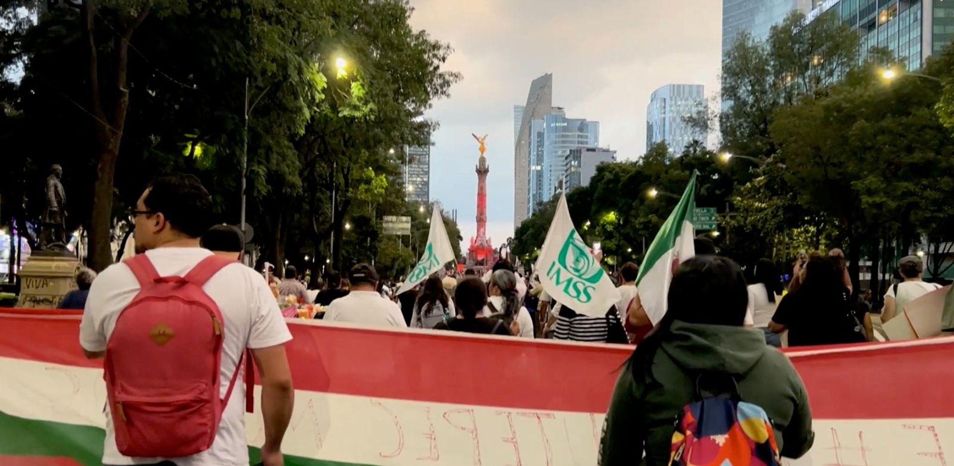 La marcha de los trabajadores del Instituto Mexicano del Seguro Social llega a Paseo de la Reforma, en la Ciudad de México - Sputnik Mundo, 1920, 15.10.2026