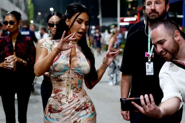 La modelo y actriz estadounidense Kim Kardashian posa para una foto durante la carrera de Fórmula 1, en el Gran Premio de Singapur. - Sputnik Mundo