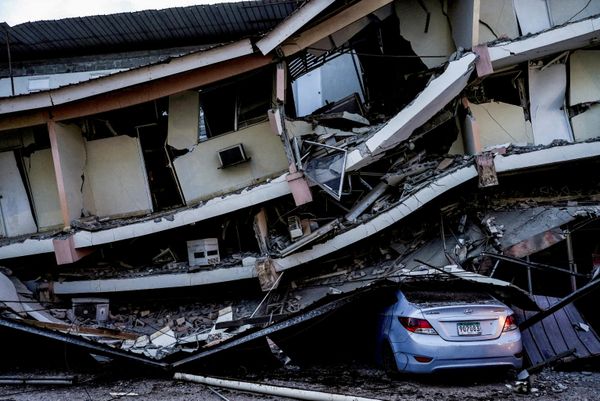 Un automóvil se queda aplastado por los escombros de un edificio derrumbado tras el sismo del 9 de octubre en Panamá. - Sputnik Mundo