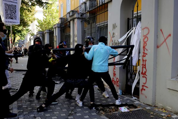 Un grupo de manifestantes intenta irrumpir por la puerta del edificio del Ministerio de Educación, en Albania. - Sputnik Mundo