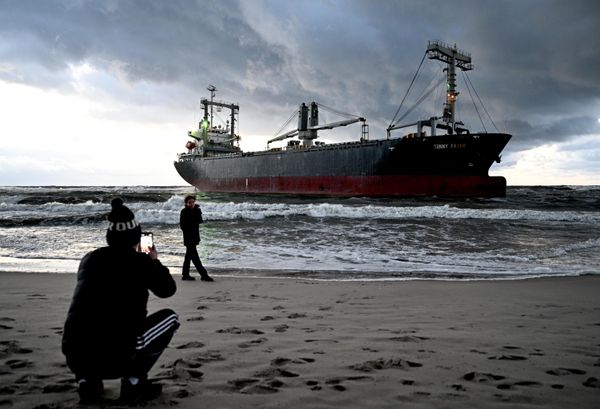 Las personas se toman fotos frente al carguero bahameño Sunny Faith que venía de España y encalló en la costa de la región rusa de Kaliningrado. - Sputnik Mundo