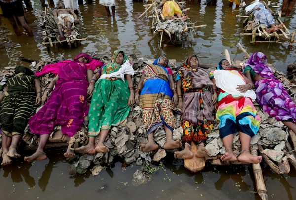 Los manifestantes que se oponen a la interconexión de los ríos Ken y Betwa en la India se acuestan sobre hogueras funerarias simbólicas. - Sputnik Mundo