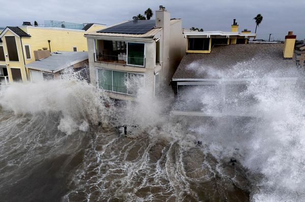 Las olas ocasionadas por el ciclón post-tropical Rachel azotan las casas a lo largo de la costa de Long Beach, en el estado de California. - Sputnik Mundo