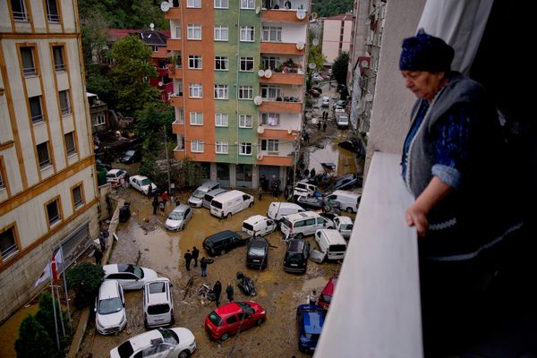 Una mujer observa el patio inundado de su casa residencial, consecuencia de las lluvias torrenciales sin precedentes en Estambul. - Sputnik Mundo