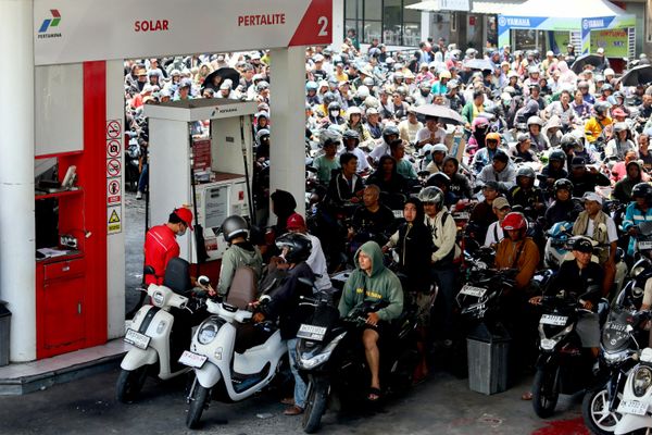 Motociclistas hacen fila en una gasolinera estatal en medio de la escasez de combustible en Indonesia. - Sputnik Mundo