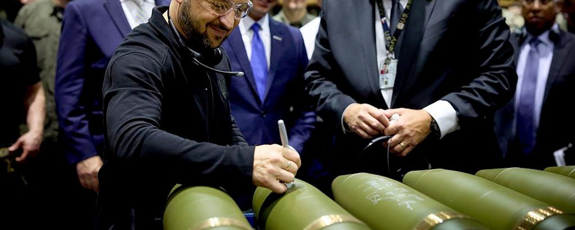 El presidente ucraniano Volodímir Zelenski es observado por Rich Hansen, representante del comandante de la Planta de Municiones de Scranton, mientras firma un documento en Pensilvania, el 22 de septiembre de 2024. - Sputnik Mundo, 1920, 16.10.2026