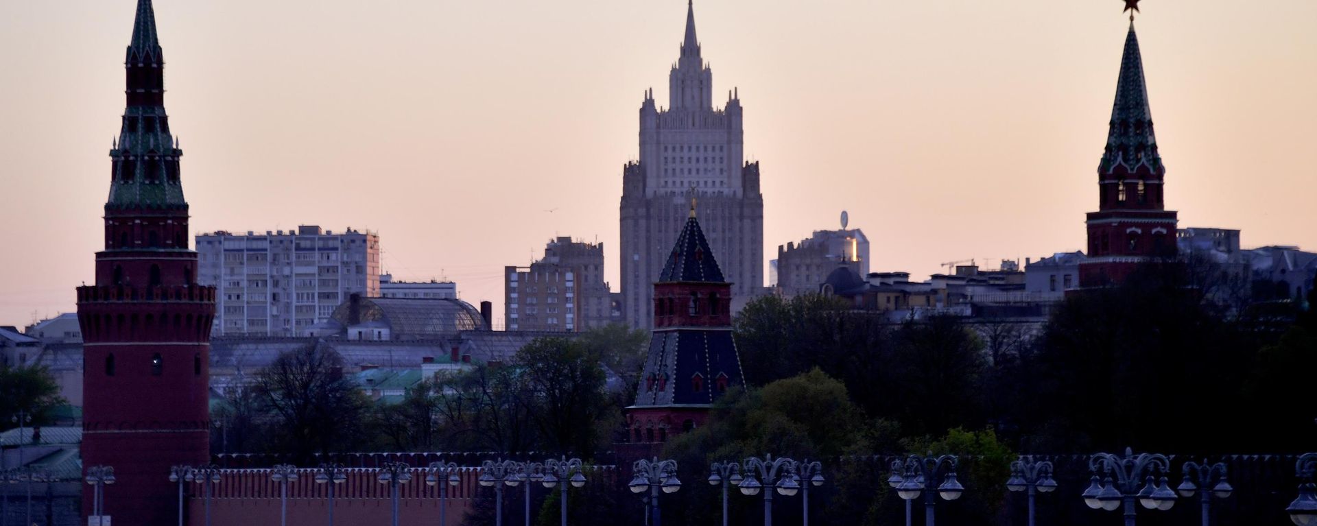 El Kremlin de Moscú y el rascacielos del Ministerio de Asuntos Exteriores de Rusia  - Sputnik Mundo, 1920, 17.10.2026