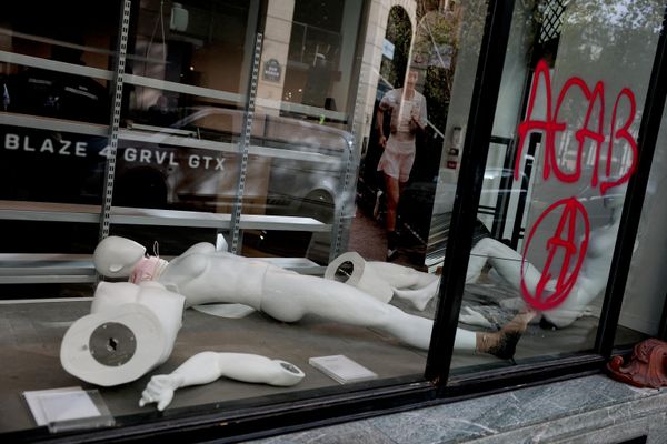 Saquearon una tienda de teléfonos y robaron productos por valor de unos 78.000 dólares.En la foto: Maniquíes destrozados en el escaparate de una tienda en París. - Sputnik Mundo