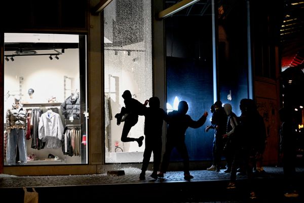 La ola de disturbios más multitudinaria azotó el país los días 17 y 18 de octubre. Esta vez, los comercios se convirtieron en el principal objetivo.En la foto: Jóvenes rompen el escaparate de una tienda durante los disturbios en París. - Sputnik Mundo