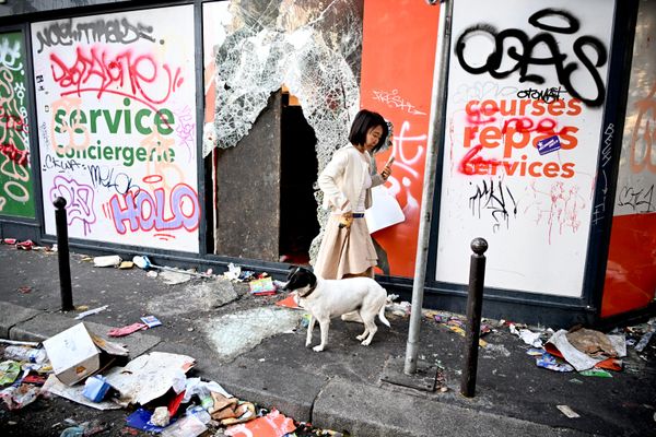 En París, los participantes en los disturbios destrozaron los escaparates de varias tiendas. En la foto: Escaparates destrozados durante los disturbios en París. - Sputnik Mundo