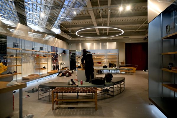 También fueron saqueados establecimientos de marcas de lujo como Hermès, Louis Vuitton y Dior.En la foto: Una tienda tras los disturbios en París. - Sputnik Mundo