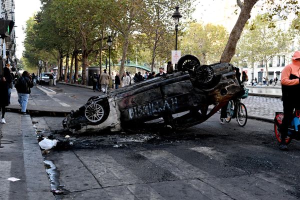 Los participantes en los disturbios también atacaron ayuntamientos desde Lille, en el norte de Francia, hasta Marsella, en el sur. En la foto: Un automóvil incendiado en París.  - Sputnik Mundo