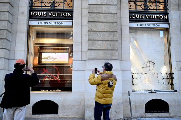 Los vándalos también atacaron supermercados, panaderías y bancos. Solo en París, alrededor de 1.500 comercios resultaron afectados.En la foto: Una boutique de Louis Vuitton tras los disturbios en París. - Sputnik Mundo