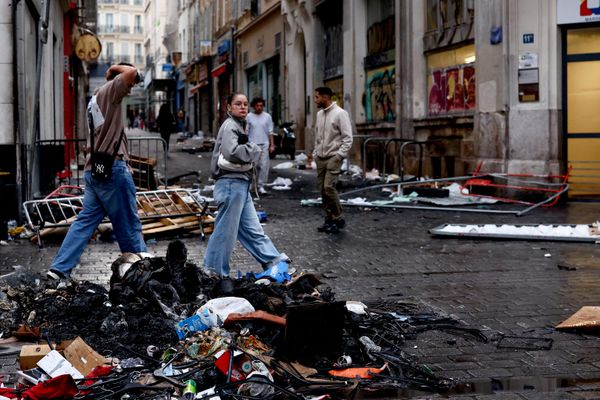 Por su parte, el ministro del Interior francés, Laurent Núñez, informó que el 17 de octubre resultaron heridos más de 600 agentes de policía, gendarmes y bomberos, y que se detuvo a más de 2.000 personas.En la foto: Basura en la calle tras los disturbios y los actos de vandalismo en Marsella. - Sputnik Mundo