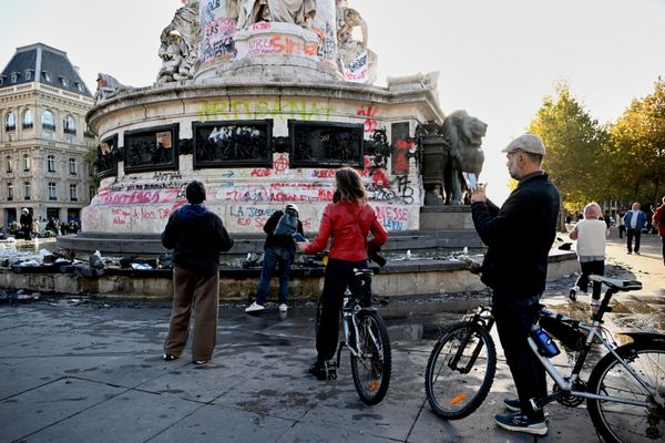 Además de los establecimientos comerciales, varios símbolos del Estado sufrieron importantes daños.En la foto: Grafitis en un monumento de la plaza de la República en París. - Sputnik Mundo