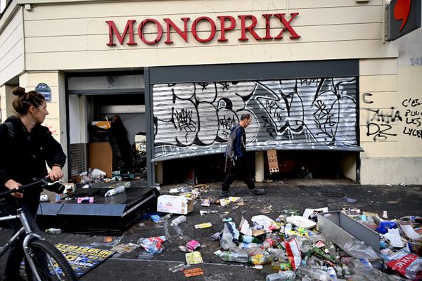 Según el presidente de la Federación Francesa de Comercio y Distribución, Alexandre Bompard, los costes de reparación podrían ascender a cientos de millones de dólares.En la foto: Un comercio dañado durante los disturbios en París. - Sputnik Mundo