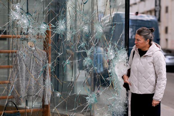 Entre los establecimientos atacados figuran grandes cadenas de supermercados, como Carrefour, Franprix y Monoprix, así como boutiques de lujo, bares y tiendas de cigarrillos electrónicos.En la foto: Escaparate destrozado de una tienda Lacoste en los Campos Elíseos de París. - Sputnik Mundo