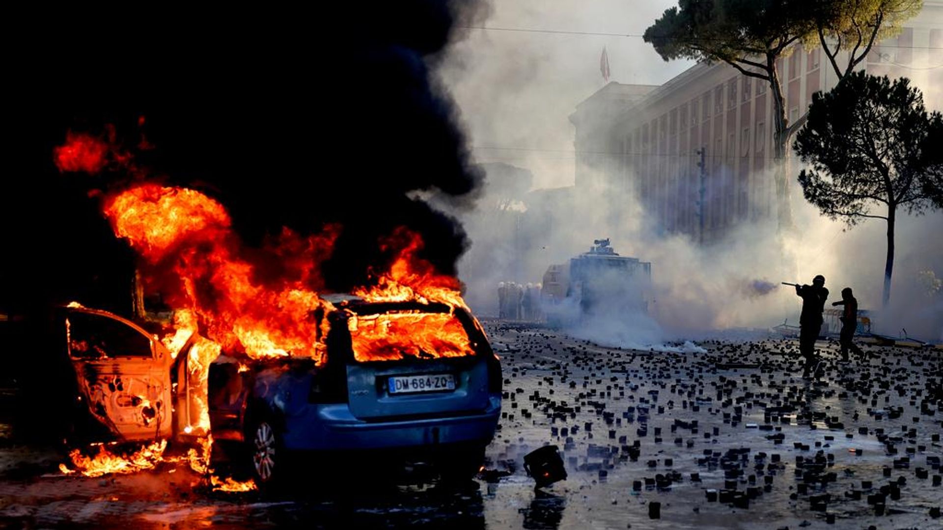 Un vehículo arde en medio de los disturbios de una manifestación antigubernamental ante la oficina del primer ministro en Tirana, Albania Un vehículo arde en medio de los disturbios de una manifestación antigubernamental ante la oficina del primer ministro en Tirana, Albania - Sputnik Mundo, 1920, 19.10.2026