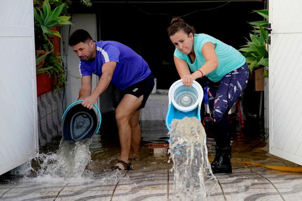 En la Comunidad Valenciana, como consecuencia del temporal, se suspendieron las clases para más de 100.000 alumnos. En la foto: Vecinos retiran el agua de su vivienda tras las lluvias torrenciales en Daimús, provincia de Valencia.  - Sputnik Mundo