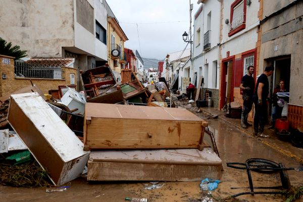 La situación es especialmente crítica en las provincias de Valencia y Alicante, donde las calles se convirtieron en auténticos ríos que arrastraron coches, inundaron viviendas y bloquearon las principales vías de acceso.En la foto: Objetos personales esparcidos por una calle cubierta de barro en Els Poblets. - Sputnik Mundo