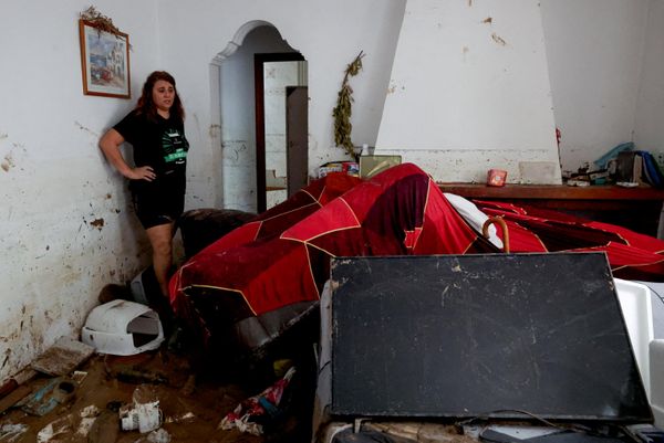 En Pego, en la provincia de Alicante, se registraron 632 milímetros de lluvia en 36 horas. En varios puntos del sur de Valencia y del norte de Alicante, las precipitaciones superaron los 500 milímetros durante el mismo periodo.En la foto: Una mujer observa los daños en su vivienda, cubierta de barro y con muebles esparcidos por el suelo en Els Poblets. - Sputnik Mundo