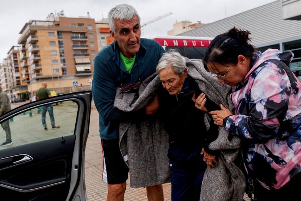Según la Guardia Civil, más de 2.000 personas fueron evacuadas, principalmente en Oliva. Además, las autoridades llevaron a cabo alrededor de un centenar de operaciones de rescate en las provincias de Valencia y Alicante.En la foto: Una mujer de 95 años es ayudada a subir a un automóvil tras ser rescatada en helicóptero debido a las inundaciones en Oliva, Comunidad Valenciana. - Sputnik Mundo