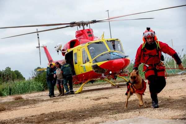 Sin embargo, aunque las precipitaciones comenzaron a disminuir, las autoridades advirtieron de que el peligro aún no ha pasado.En la foto: Personal de emergencias asiste a una persona rescatada en helicóptero de una zona afectada por las inundaciones en Oliva. - Sputnik Mundo