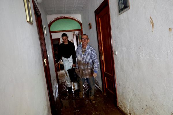El primer ministro español, Pedro Sánchez, pidió a la población que evitara desplazamientos y permaneciera en las plantas superiores de los edificios ante el riesgo de nuevas inundaciones.En la foto: Vecinos retiran el barro de una vivienda tras las lluvias torrenciales en Els Poblets - Sputnik Mundo