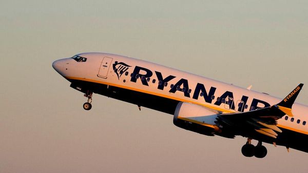 Un Boeing 737 MAX de Ryanair despega del aeropuerto de Lisboa - Sputnik Mundo