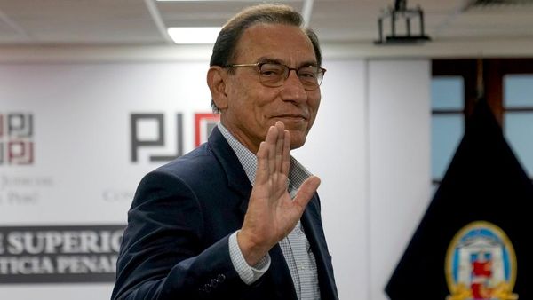 Martín Vizcarra, expresidente que está siendo investigado por corrupción durante su administración, llega a una audiencia judicial para decidir si permanecerá en prisión preventiva, en Lima, Perú, el 26 de junio de 2025  - Sputnik Mundo