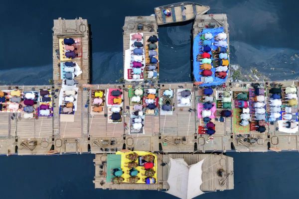 La foto Oración del viernes junto al río, tomada por Muhammad Amdad Hossein de Bangladés. Categoría: Vista aérea. - Sputnik Mundo