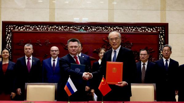 Los presidentes de los Tribunales Supremos de Rusia y Cnina, Ígor Krasnov, y del Tribunal Popular Supremo de China, Zhang Jun - Sputnik Mundo
