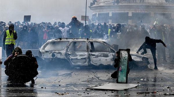 Los manifestantes se enfrentan a la Policía durante una manifestación contra el aumento del coste de la vida y en apoyo a las reivindicaciones de los estudiantes en París, el 17 de octubre de 2026 Los manifestantes se enfrentan a la Policía durante una manifestación contra el aumento del coste de la vida y en apoyo a las reivindicaciones de los estudiantes en París, el 17 de octubre de 2026 - Sputnik Mundo