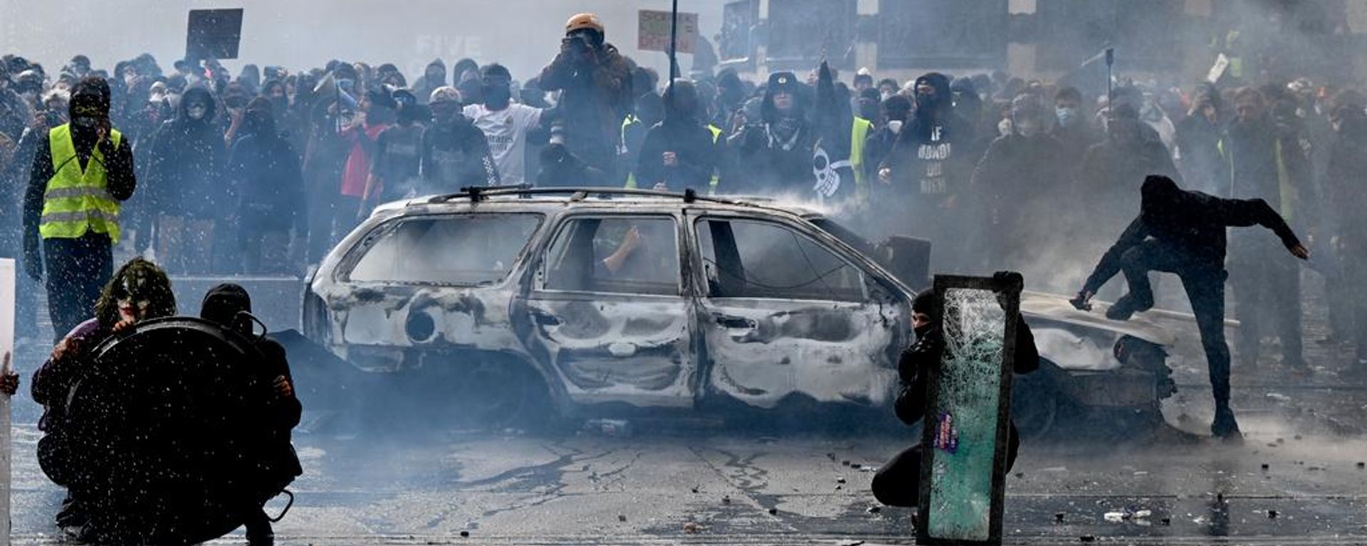 Los manifestantes se enfrentan a la Policía durante una manifestación contra el aumento del coste de la vida y en apoyo a las reivindicaciones de los estudiantes en París, el 17 de octubre de 2026 - Sputnik Mundo, 1920, 22.10.2026